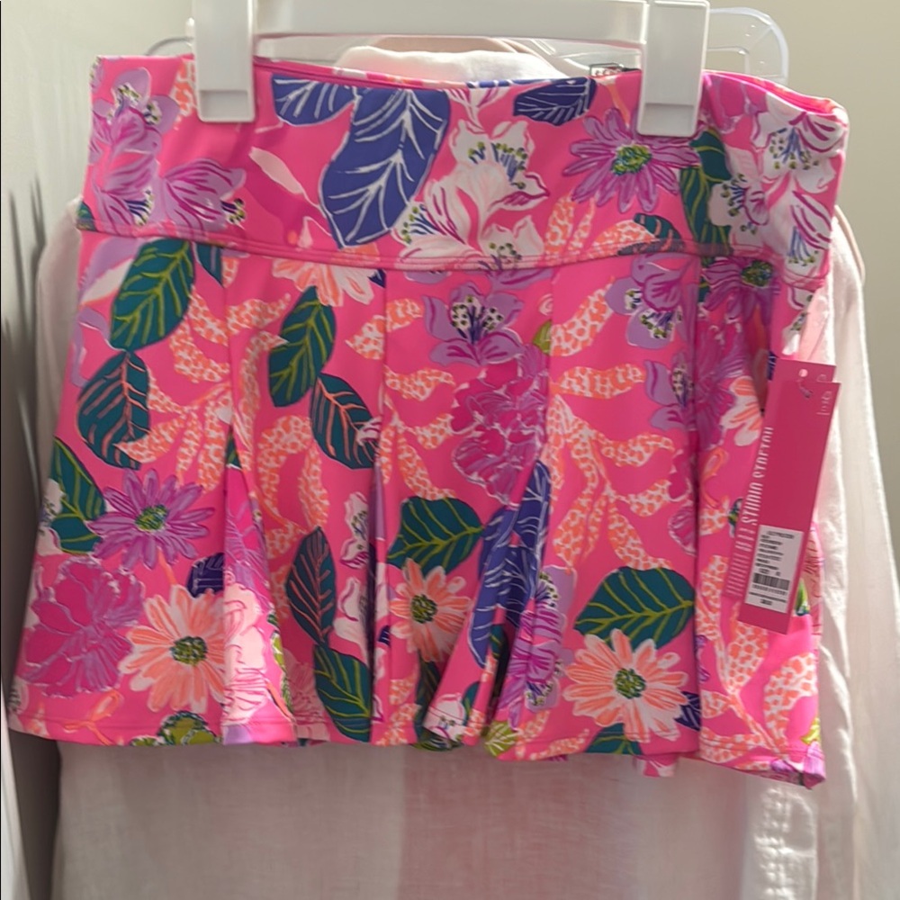 NWT Lilly Pulitzer Rosalla luxletic skort, size medium, Best of Friends